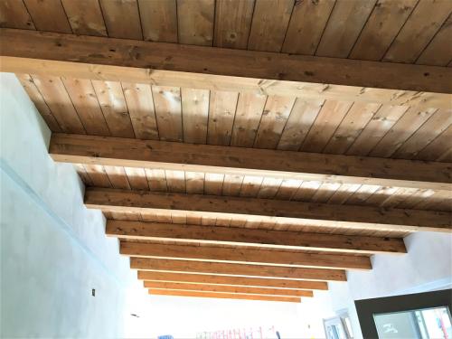 portico-in-abete-lamellare-impregnato-con-perlina-classica-1