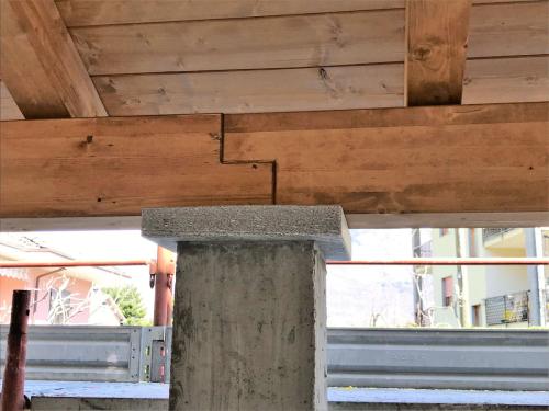 portico-in-abete-lamellare-impregnato-incastri-banchine-con-perlina-classica