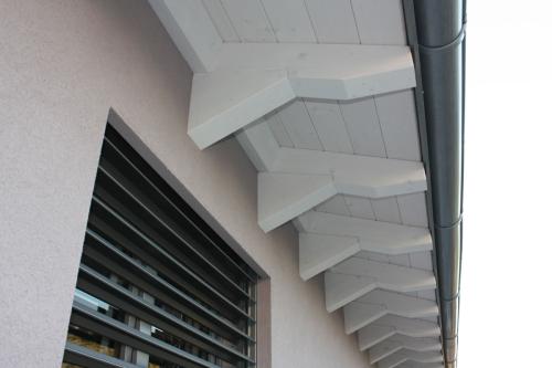 portico-sbiancato-con-saette-a-triangolo