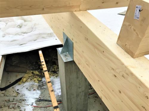 struttura-orizzontale-in-abete-lamellare-grezzo-con-capriate-rastremate-e-piastre-di-fissaggio-2