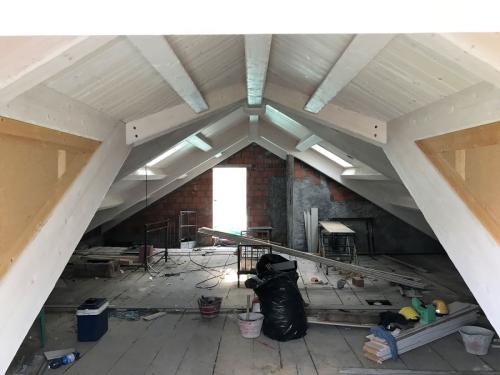 struttura-orizzontale-in-abete-lamellare-sbiancata-e-spazzolata-abbaino-con-pareti-a-telaio-2