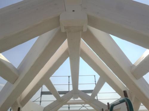 struttura-orizzontale-in-abete-lamellare-sbiancata-e-spazzolata-capriata-con-monaco-ridotto-1