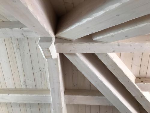 struttura-orizzontale-in-abete-lamellare-sbiancata-e-spazzolata-capriata-con-monaco-ridotto-2