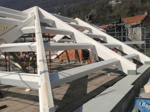 struttura-orizzontale-in-abete-lamellare-sbiancata-e-spazzolata-capriata-con-piatto-in-ferro-a-terra-1