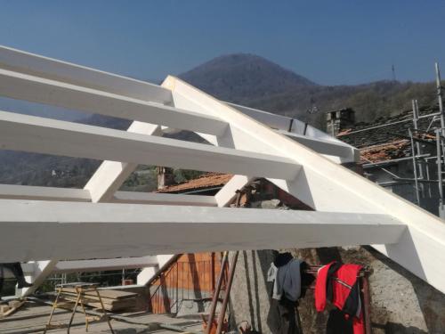 struttura-orizzontale-in-abete-lamellare-sbiancata-e-spazzolata-capriata-con-piatto-in-ferro-a-terra-2