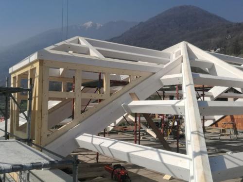 struttura-orizzontale-in-abete-lamellare-sbiancata-e-spazzolata-capriata-con-piatto-in-ferro-a-terra-e-abbaino-1