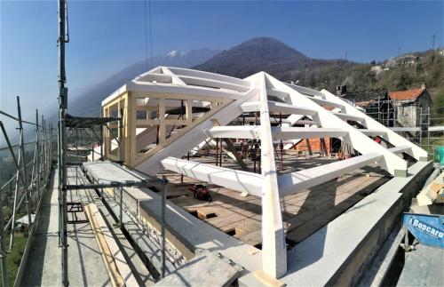 struttura-orizzontale-in-abete-lamellare-sbiancata-e-spazzolata-capriata-con-piatto-in-ferro-a-terra-e-abbaino-2