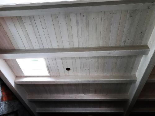 struttura-orizzontale-in-abete-lamellare-sbiancata-e-spazzolata-con-perlina-a-tre-larghezze-1