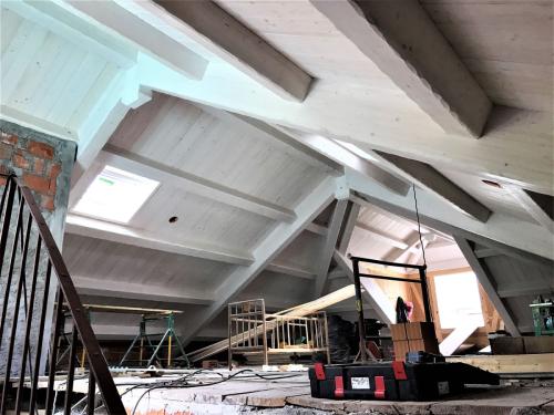 struttura-orizzontale-in-abete-lamellare-sbiancata-e-spazzolata-con-perlina-a-tre-larghezze-2