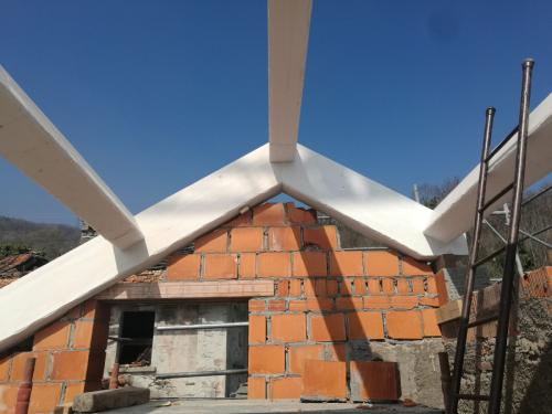 struttura-orizzontale-in-abete-lamellare-sbiancata-e-spazzolata