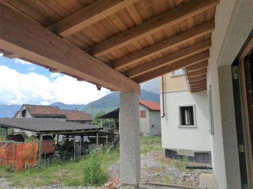 struttura-verticale-in-abete-lamellare-impregnata-e-spazzolata-con-perlina-a-tre-larghezze-2