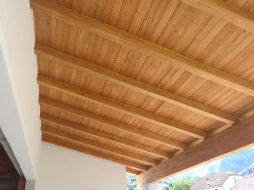 struttura-verticale-in-abete-lamellare-impregnata-e-spazzolata-con-perlina-a-tre-larghezze-3