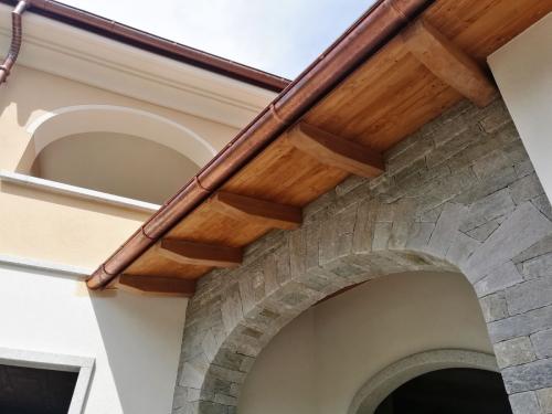 struttura-verticale-in-abete-lamellare-impregnata-e-spazzolata-con-perlina-a-tre-larghezze-4