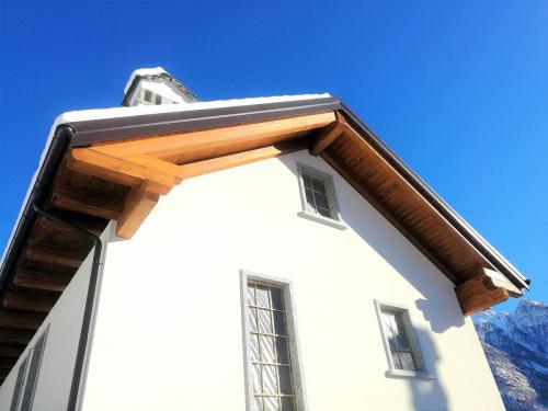 struttura-verticale-in-abete-lamellare-impregnata-e-spazzolata-con-perlina-a-tre-larghezze-5