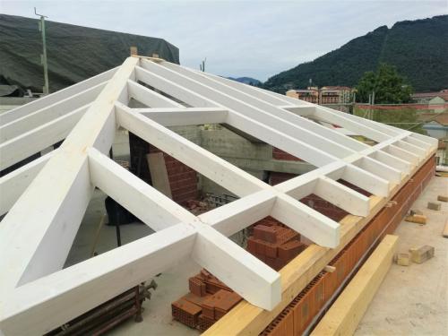 struttura-verticale-in-abete-lamellare-sbiancata-con-bilancino-di-finitura