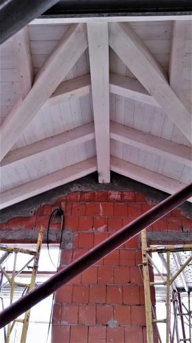 struttura-verticale-in-abete-lamellare-sbiancata-con-perlina-classica-1