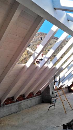 struttura-verticale-in-abete-lamellare-sbiancata-con-perlina-classica-2