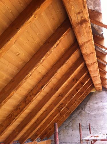 struttura-verticale-in-massiccio-abete-impregnata-e-spazzolata-con-perlina-classica