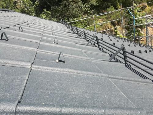 tegola-Prefa-Antracite-con-paraneve-a-tre-tubi-2