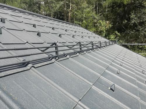 tegola-Prefa-Antracite-con-paraneve-a-tre-tubi