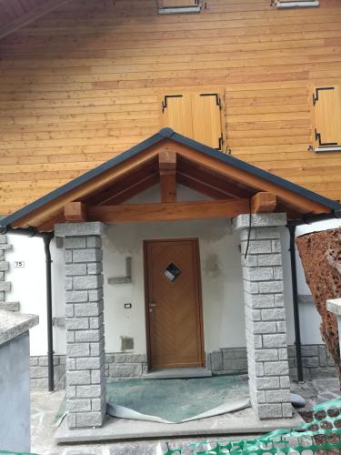 tettuccio-d entrata-in-larice-massiccio-impregnato