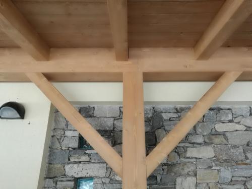 veranda-in-abete-lamellare-impregnato-e-spazzolato-con-perlina-classica-1